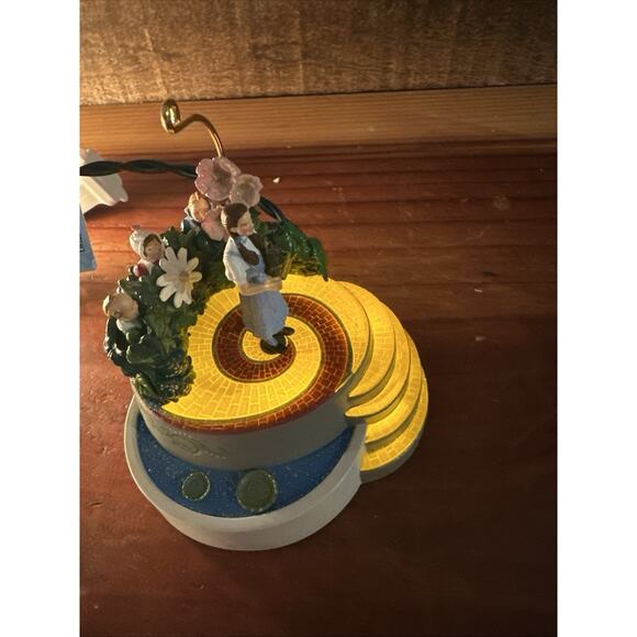 Hallmark Wizard of Oz Dorothy Toto Ornament Display Base Yellow Brick Rd Tested - Picture 4 of 7